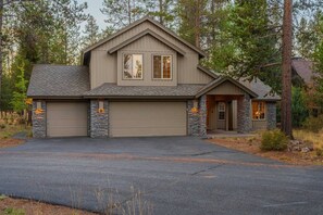 Exterior - Splendid Sunriver Wooded Escape, SHARC Passes, Huge Deck w/ Private Hot Tub, Bikes, Games, and More (Sunriver)