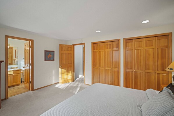 5 bedrooms, travel crib