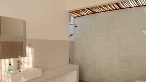 Ein Badezimmer mit Waschbecken, Spiegel und Toilette.