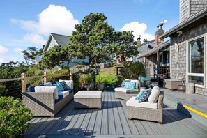 Terrace/patio - Incredible Panoramic Ocean Views, Open Layout, Updated Decor, BBQ, Close Walk to Beach & Park (Lincoln City)