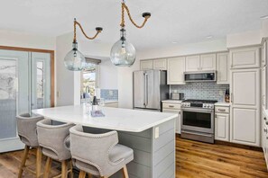 Fridge, microwave, oven, stovetop - Incredible Panoramic Ocean Views, Open Layout, Updated Decor, BBQ, Close Walk to Beach & Park (Lincoln City)