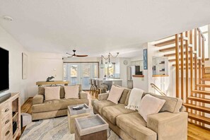 Smart TV - Incredible Panoramic Ocean Views, Open Layout, Updated Decor, BBQ, Close Walk to Beach & Park (Lincoln City)