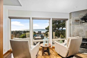 Smart TV - Incredible Panoramic Ocean Views, Open Layout, Updated Decor, BBQ, Close Walk to Beach & Park (Lincoln City)