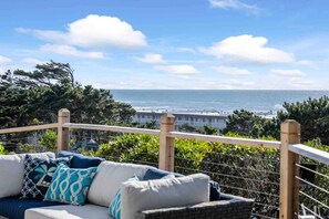 Property grounds - Incredible Panoramic Ocean Views, Open Layout, Updated Decor, BBQ, Close Walk to Beach & Park (Lincoln City)