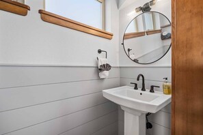 Shower, hair dryer, towels, shampoo - Incredible Panoramic Ocean Views, Open Layout, Updated Decor, BBQ, Close Walk to Beach & Park (Lincoln City)