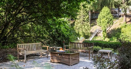 Spectacular Riverfront Setting, Pet Friendly, EV Charger, Fire-Table, Sauna, BBQ Overlooking River