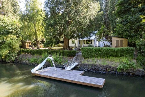 Spectacular Riverfront Setting, Pet Friendly, EV Charger, Fire-Table, Sauna, BBQ Overlooking River