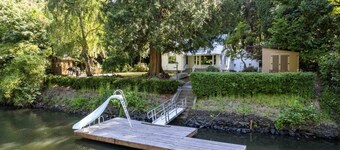 Spectacular Riverfront Setting, Pet Friendly, EV Charger, Fire-Table, Sauna, BBQ Overlooking River