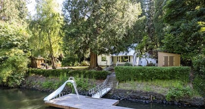 Spectacular Riverfront Setting, Pet Friendly, EV Charger, Fire-Table, Sauna, BBQ Overlooking River