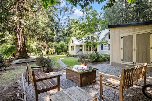 Spectacular Riverfront Setting, Pet Friendly, EV Charger, Fire-Table, Sauna, BBQ Overlooking River