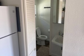 Shower, hair dryer, towels, shampoo - Pets Welcome, Great Location,  Fire-Pit, Unit #4, Near Beach (Rockaway Beach)