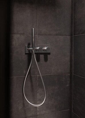 Douche, sèche-cheveux, serviettes fournies, shampoing