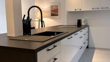 Frigorífic, microones, forn i placa de cuina