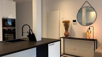 Frigorifero, microonde, forno, piano cottura