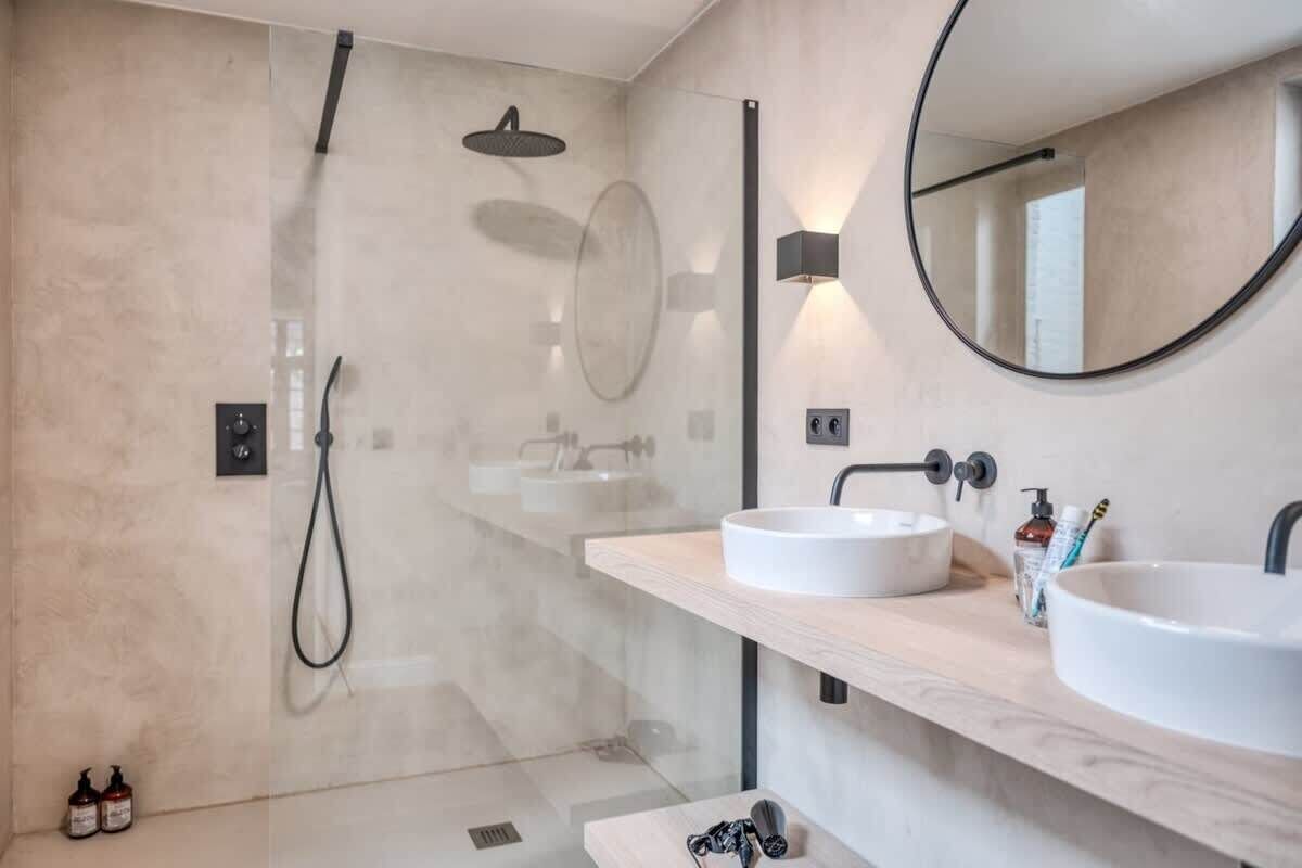 Shower, hair dryer, towels, shampoo