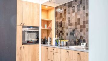 Frigorifero, microonde, forno, piano cottura