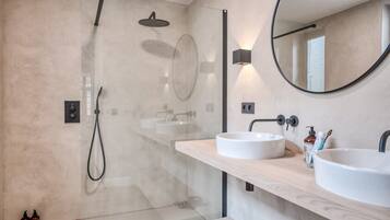 Doccia, asciugacapelli, asciugamani, shampoo