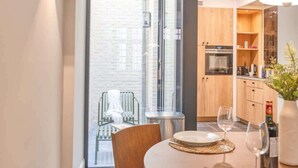 Un comedor con una mesa redonda, sillas y vistas al exterior.