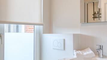 Douche, sèche-cheveux, serviettes fournies