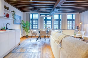 TV - Stunning 2-BR Apt in Ghent (Gent)