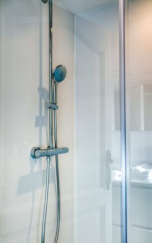 Een douche, een haardroger, handdoeken, shampoo