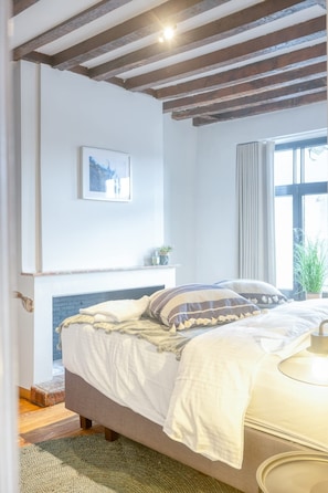 2 bedrooms, iron/ironing board, travel cot, WiFi - Stunning 2-BR Apt in Ghent (Gent)