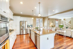 Fridge, microwave, dishwasher, coffee/tea maker - Luxe Bay View Home Near SF, Berkley & Napa Valley (Hercules)