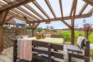 Outdoor dining - Holiday Home 'Annodazumol' with Private Terrace, Private Garden and Wi-Fi (Waischenfeld)