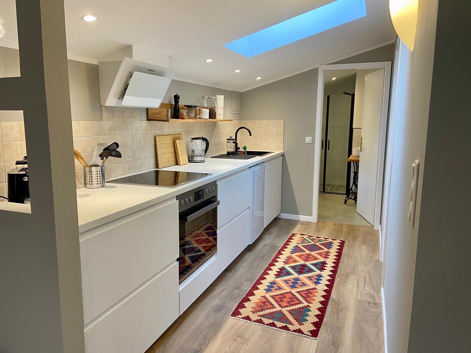 Kühlschrank, Ofen, Herdplatte, Wasserkocher mit Kaffee-/Teezubehör