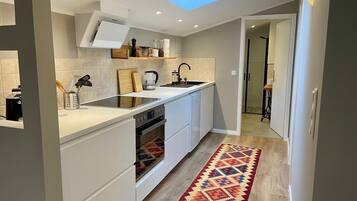 Kühlschrank, Ofen, Herdplatte, Wasserkocher mit Kaffee-/Teezubehör