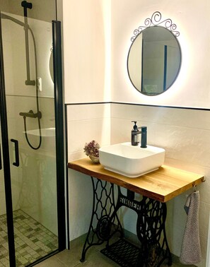 Een douche, handdoeken