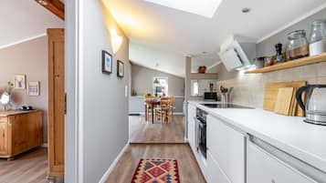 Fridge, oven, stovetop, coffee/tea maker