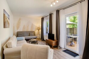 TV, stereo - Holiday Apartment "Fahrradland Meer" with Private Terrace and Wi-Fi (Moormerland)