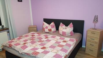 2 bedrooms, iron/ironing board, free WiFi, bed sheets