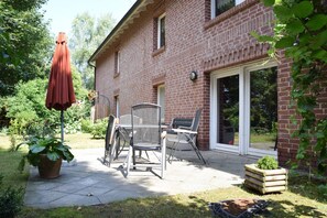 Outdoor dining - Apartment 'Ferienwohnung Eulenhof' with Private Terrace, Private Garden and Wi-Fi (Templin)