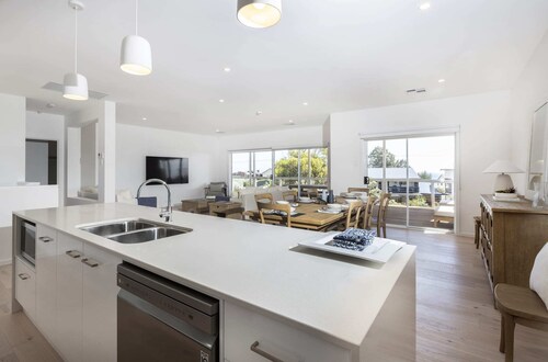 SELLICKS BEACHSIDE RETREAT unwind by the sea