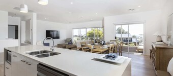 SELLICKS BEACHSIDE RETREAT unwind by the sea