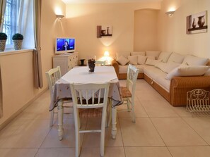 TV - Beautiful apartment in villa for 4 guests with A/C, WIFI, TV and terrace (Rijeka)