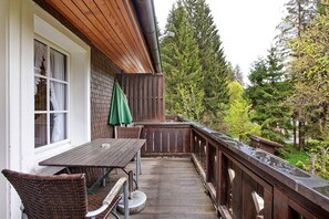 Outdoor dining - Apartment 'Florianshütte' with Shared Garden, Balcony and Wi-Fi (Schluchsee)