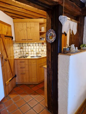 Fridge, stovetop, coffee/tea maker, electric kettle