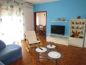 TV - Cosy apartment for 6 guests with WIFI, A/C, TV, terrace and pets allowed (Zadar)
