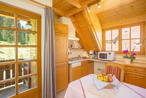 Frigorifero, microonde, piano cottura, lavastoviglie