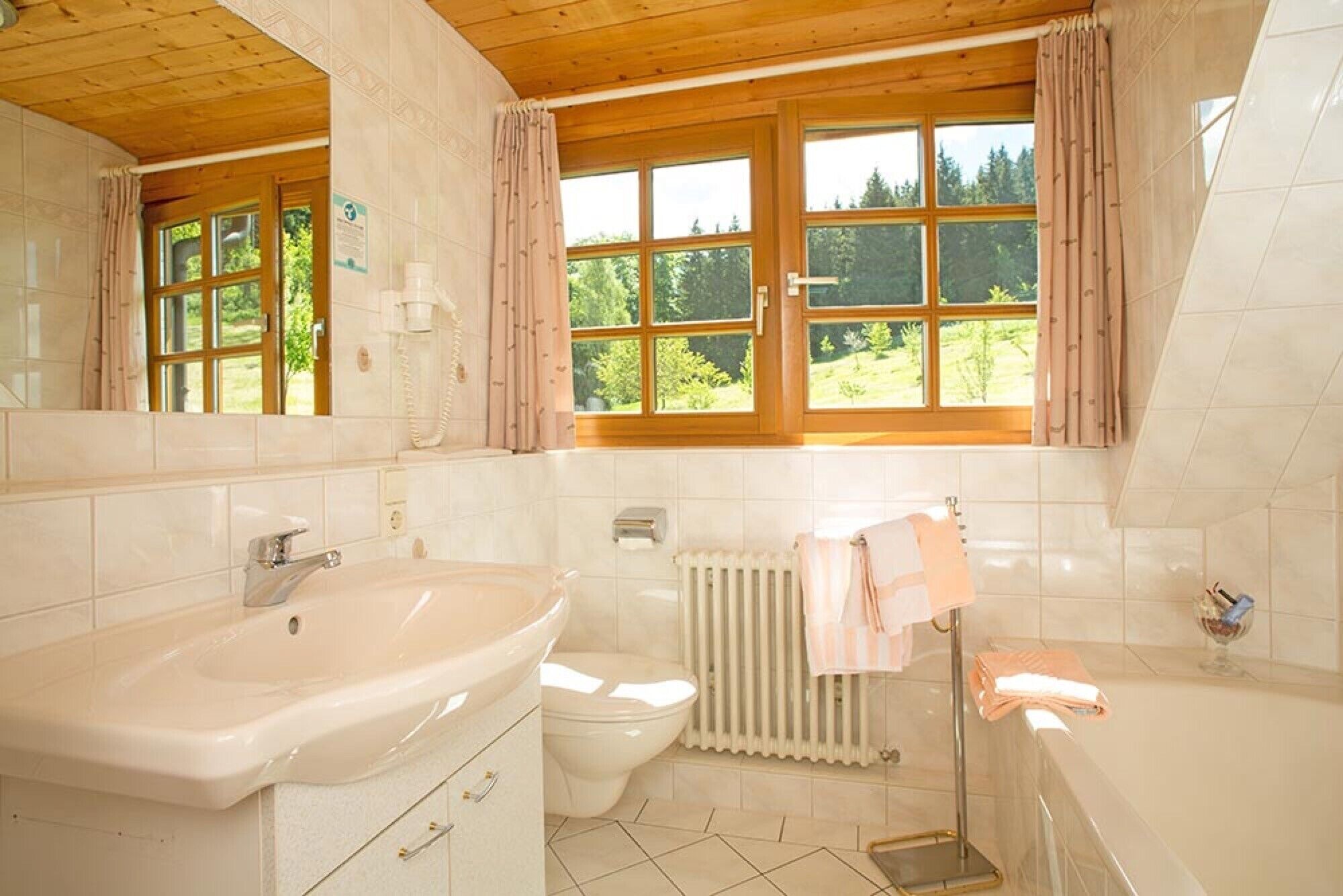 Douche, sèche-cheveux, serviettes fournies