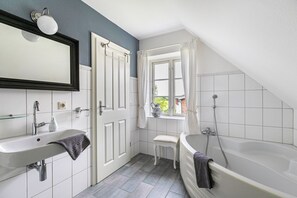 Dusche, kostenlose Toilettenartikel, Haartrockner, Handtücher