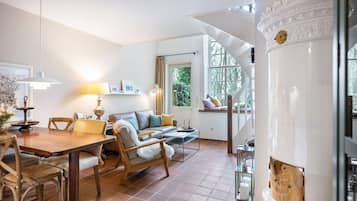 TV, fireplace, stereo