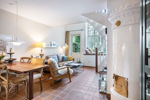 TV, fireplace, stereo - Apartment 'Ferienwohnung Kurparkhaus 19c Wyk' with Private Terrace and Wi-Fi (Wyk auf Föhr)