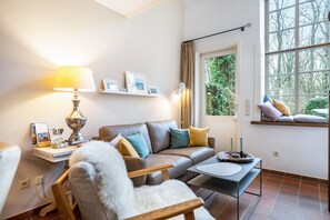 TV, fireplace, stereo - Apartment 'Ferienwohnung Kurparkhaus 19c Wyk' with Private Terrace and Wi-Fi (Wyk auf Föhr)