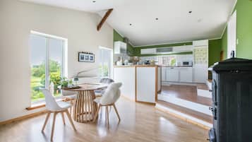 Een koelkast, een microgolfoven, een oven, een kookplaat