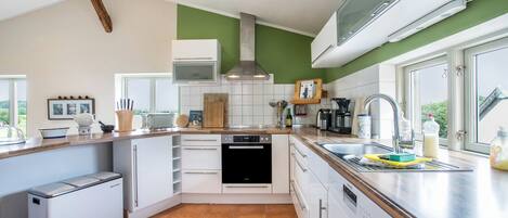 Jääkaappi, mikroaaltouuni, uuni, liesi