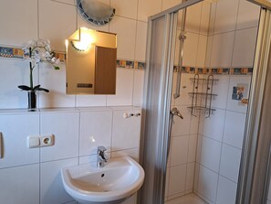 Dusch, gratis toalettartiklar, hårtork och handdukar